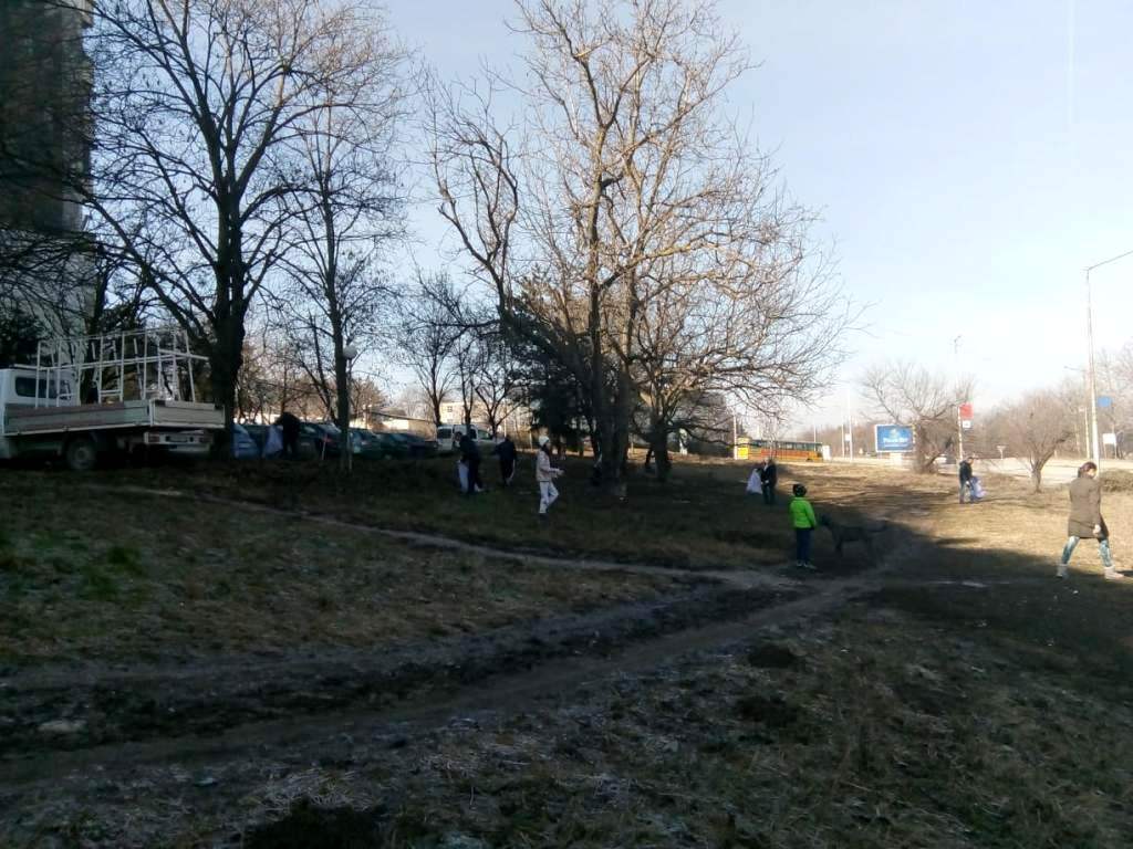 Деца и възрастни почистиха част от жк „Сторгозия”