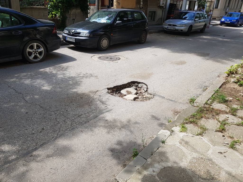 Уличните ремонти продължават в централната част и „Дружба”
