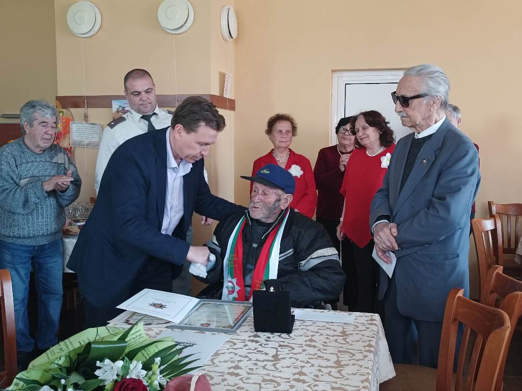 Ветеран от Втората световна война чества 100 години