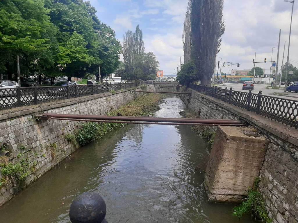 Продължава почистването на речните корита на територията на Плевен
