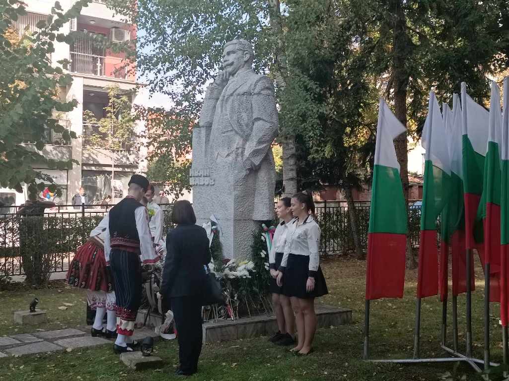 ПЛЕВЕН СЕ ПОКЛОНИ ПРЕД ДЕЛОТО НА НАРОДНИТЕ БУДИТЕЛИ. ЧЕСТИТ ПРАЗНИК,…