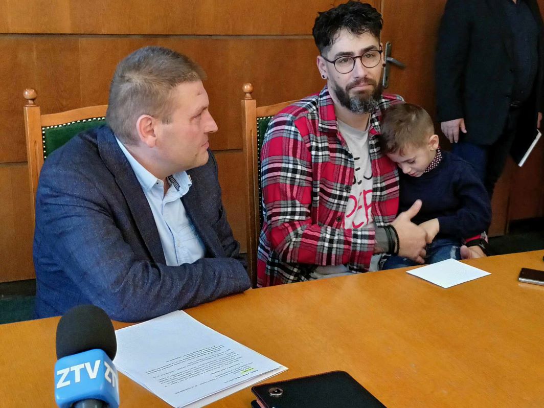 Кметът на Плевен награди победителя, извадил кръста на Богоявление