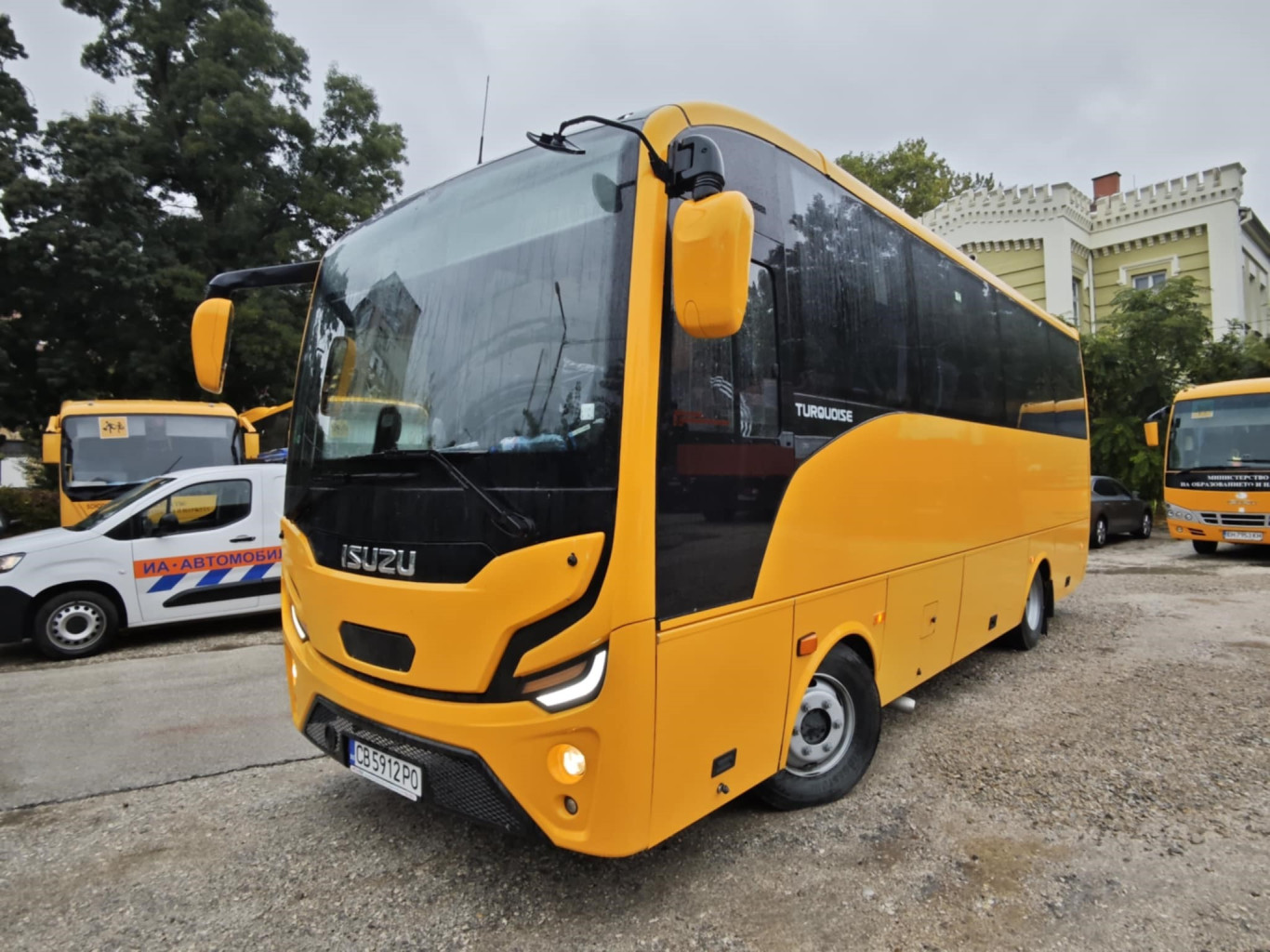 Община Плевен получи нов автобус от Министерството на образованието