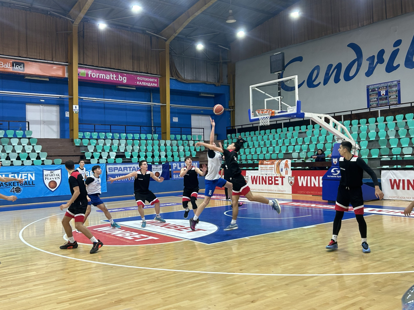 Започнаха срещите по баскетбол от общинския кръг на Ученическите игри…