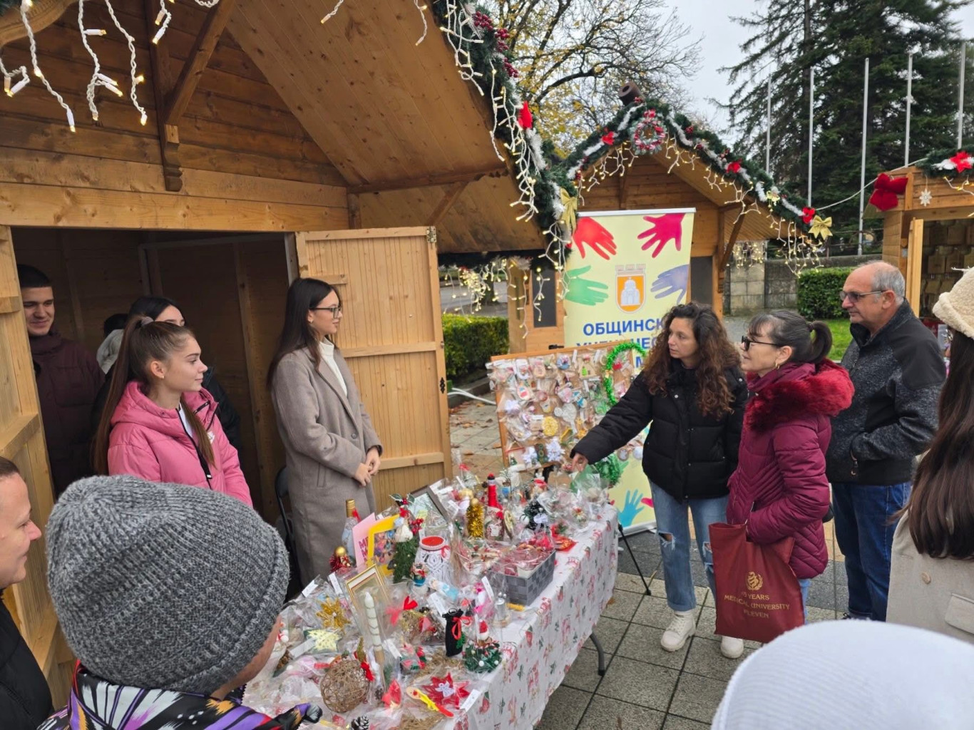 Ученическият парламент на Плевен с благотворителен базар в Коледното градче…