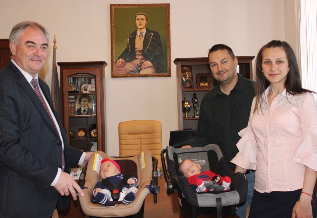 Кметът посрещна първите родени бебета за 2019-а и родителите им