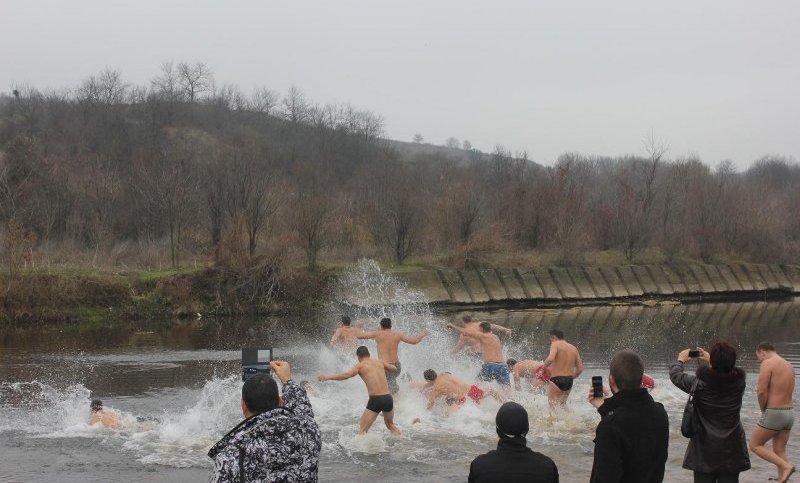 Хвърлят кръста във водите на р. Вит