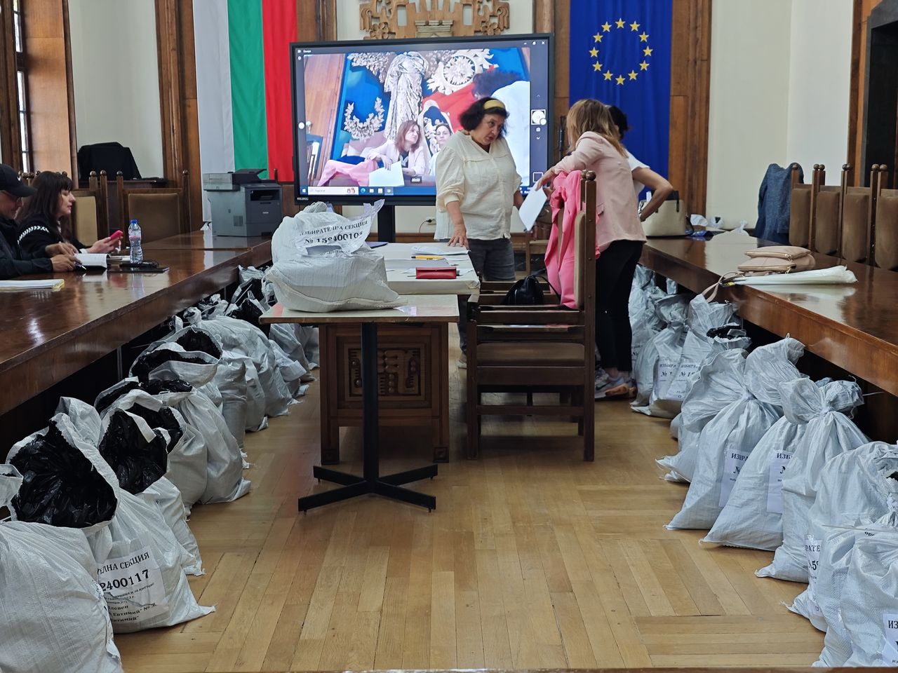 Започна повторното преброяване на бюлетини от избора за общински съветници…