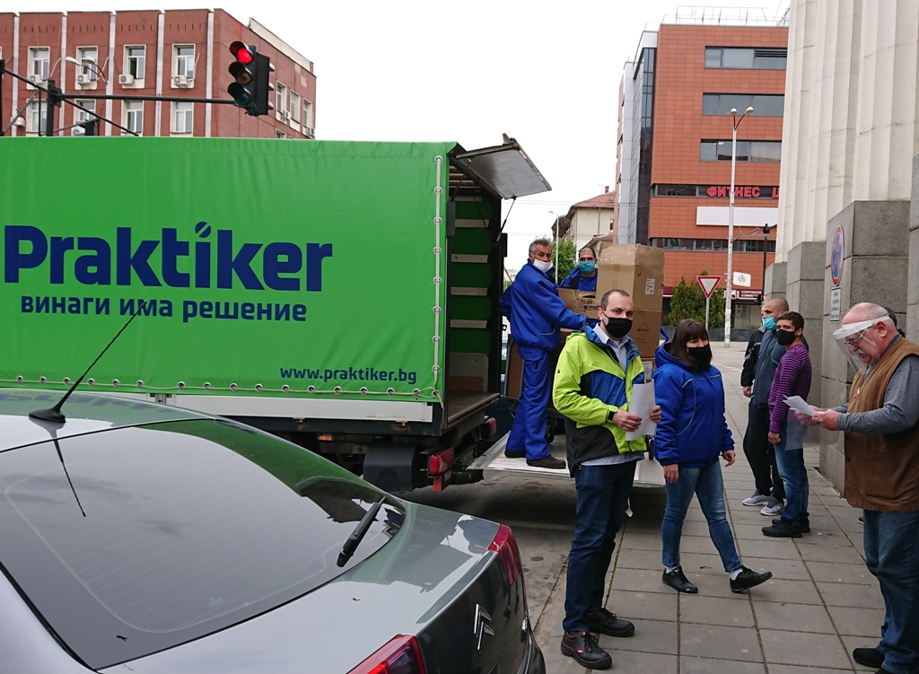 Предпазни средства дари „Практикер” на Община Плевен