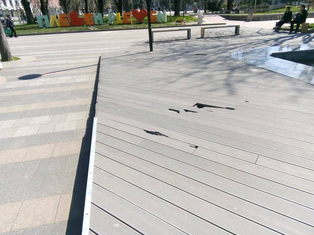 Вандали посегнаха отново на настилката около фонтаните „глухарчета”, липсват и…