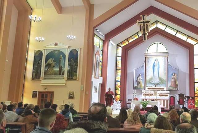Преместват скулптурна композиция пред Католическата църква