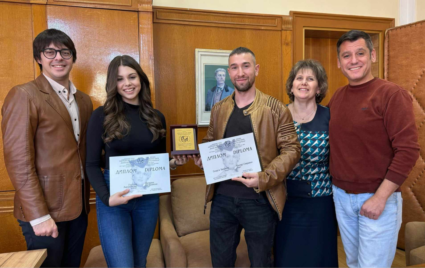 Плакет и диплом за младата изпълнителка Гергана Карапанова и за…