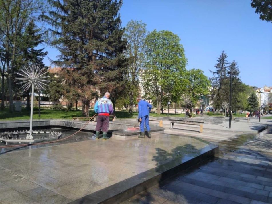 Продължава подготовката на плевенските фонтани за новия сезон