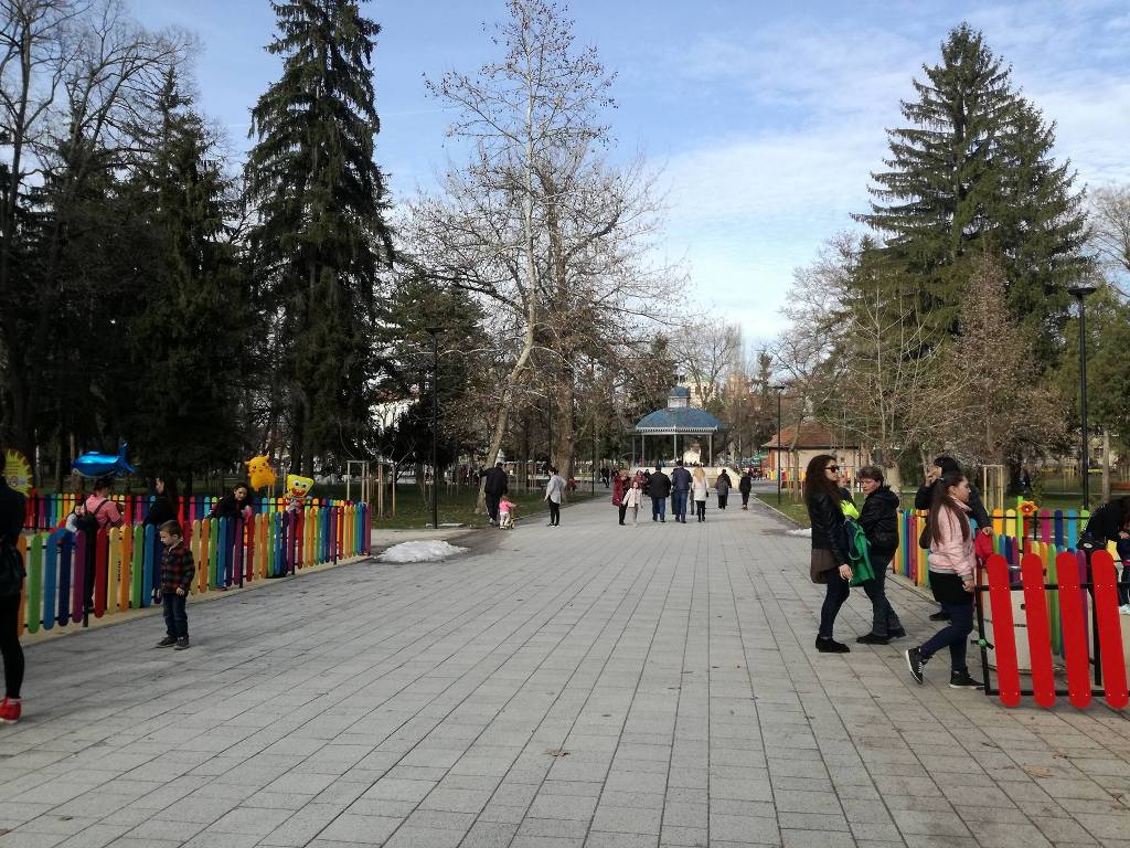 Община Плевен поставя допълнителни пейки в Градската градина