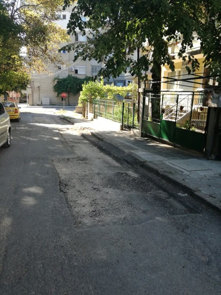 Започнаха ремонти и на междублоковите пространства