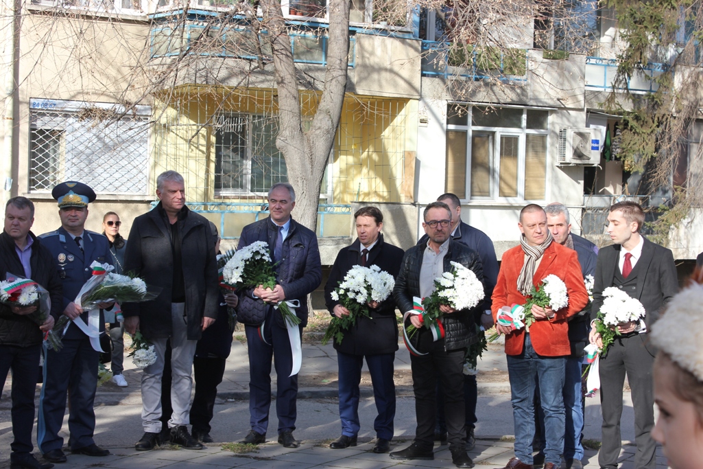 Рождената дата на Христо Ботев беше почетена с негови стихове,…