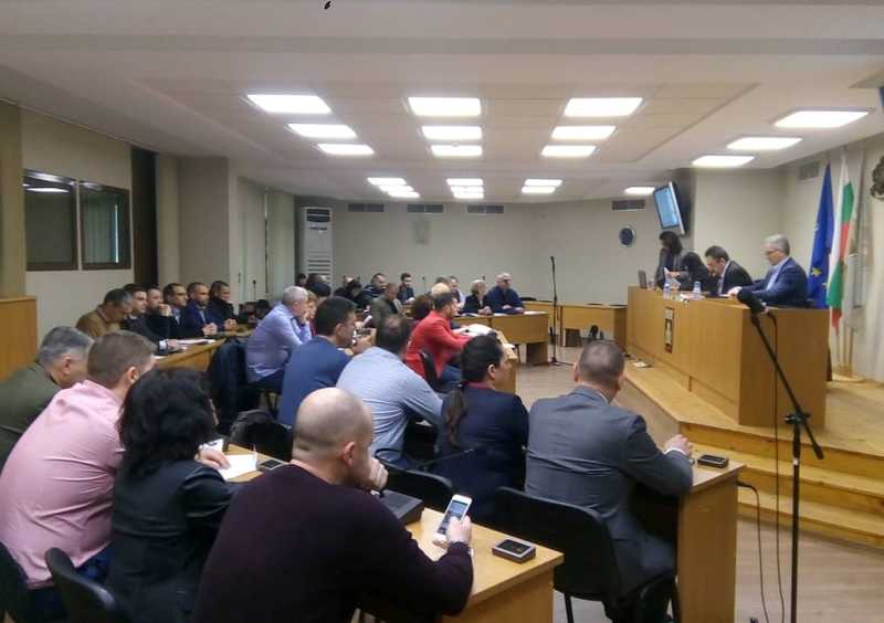 Съветниците върнаха за ново обществено обсъждане поемането в нов размер…