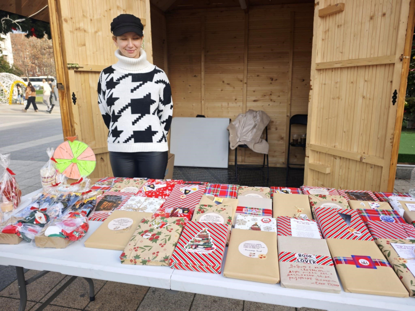 Благотворителен щанд „Книгите на България“ в Коледното градче на Плевен…