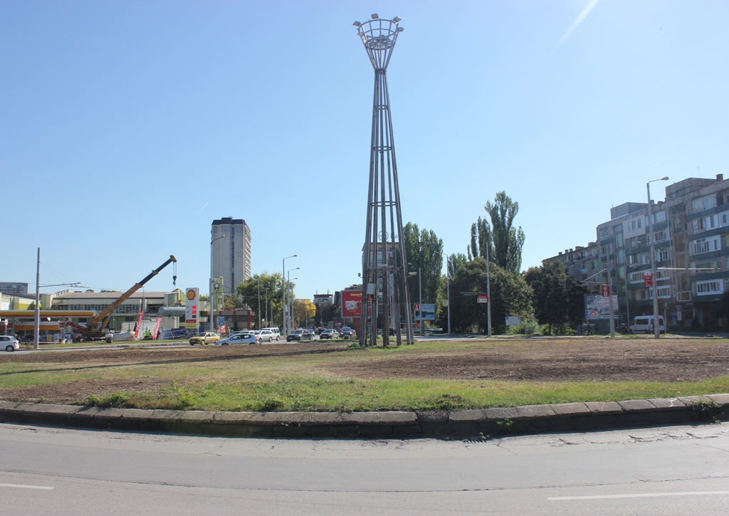 Обновяват кръговото кръстовище към жк „Сторгозия”