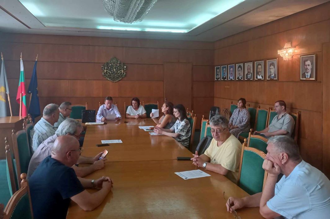 Конкурсната комисия не одобри представения идеен проект за композицията „Двете…