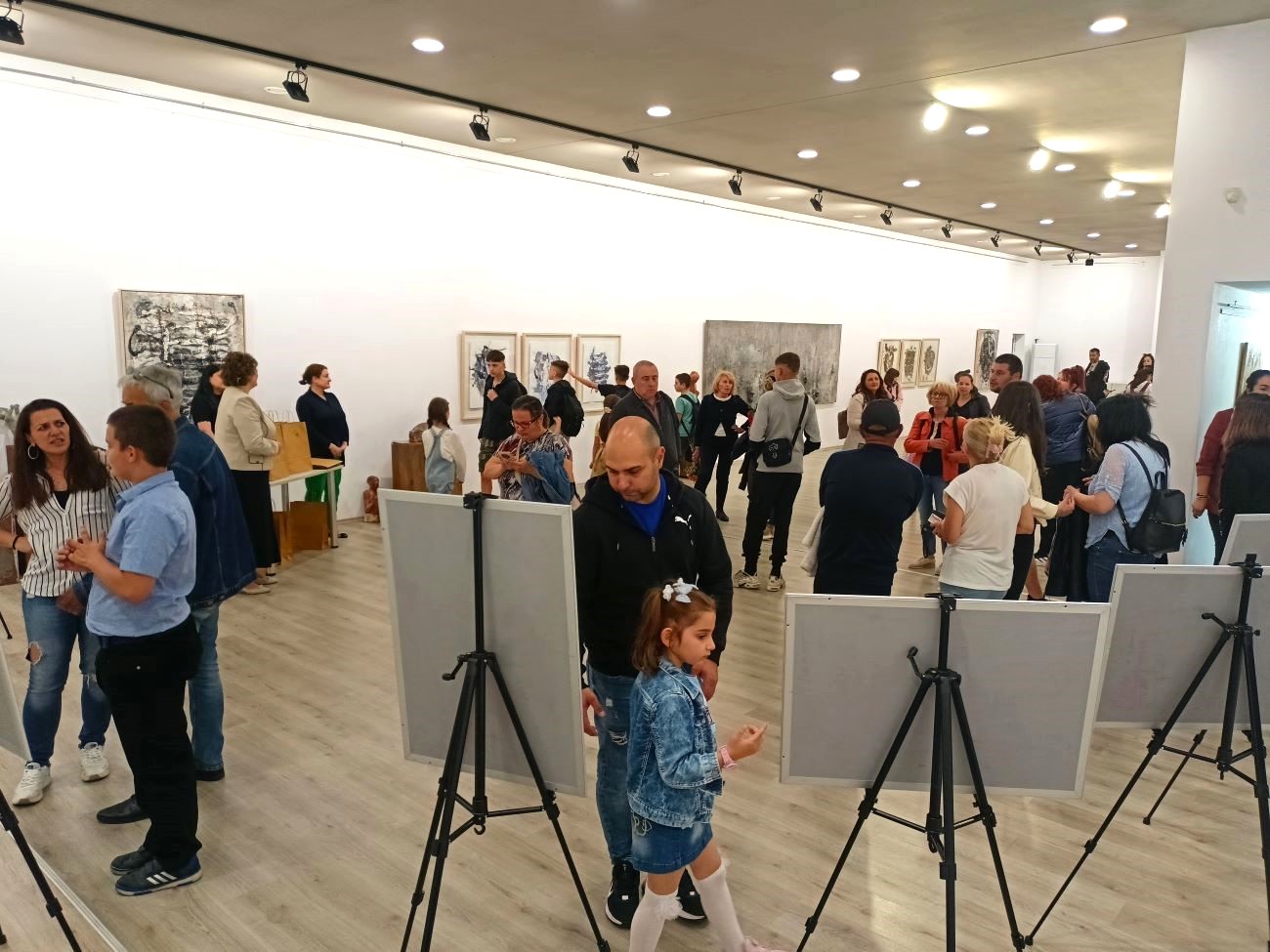 Наградиха отличените деца в конкурса за рисунка на Плевен