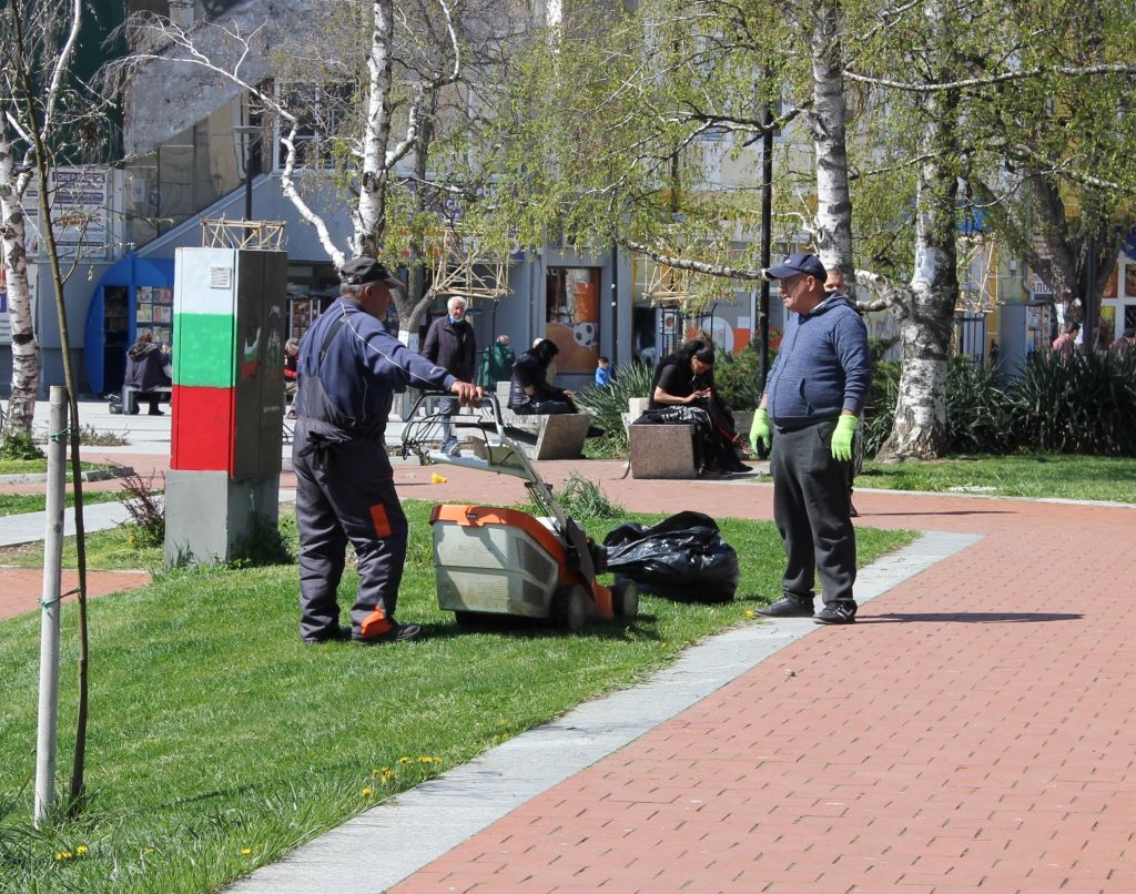 Напредва косенето на тревните площи в Плевен