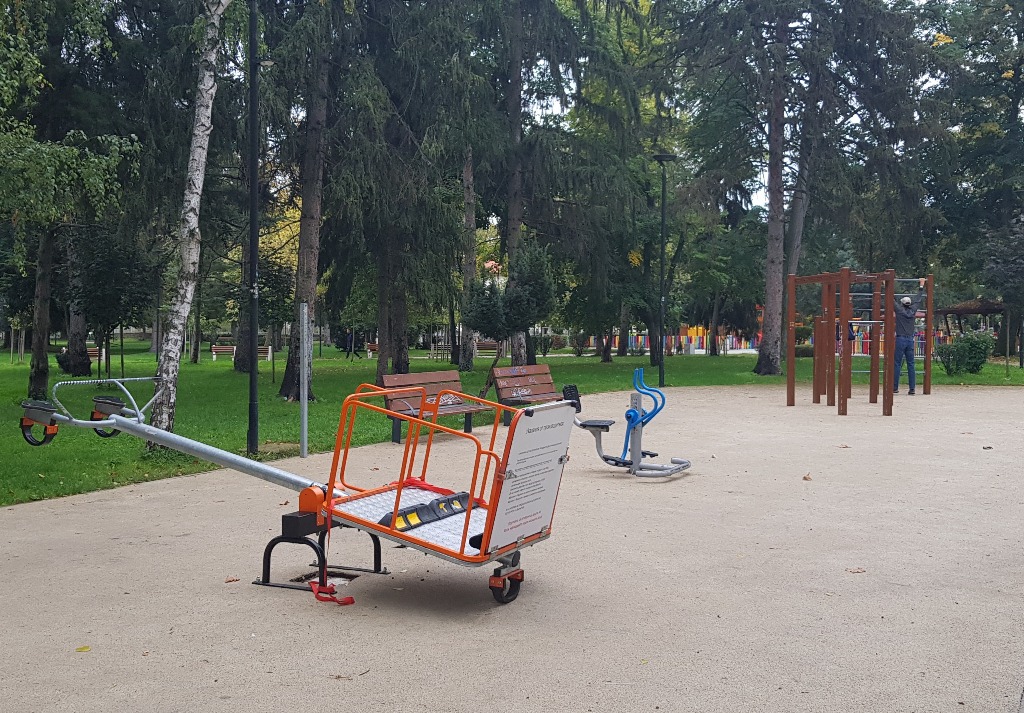 Община Плевен възстанови счупената от вандали люлка за деца с…