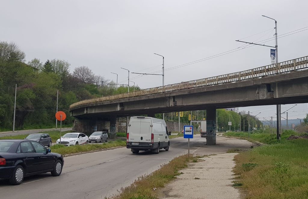 Въвежда се временна организация на движение заради ремонта на надлеза…
