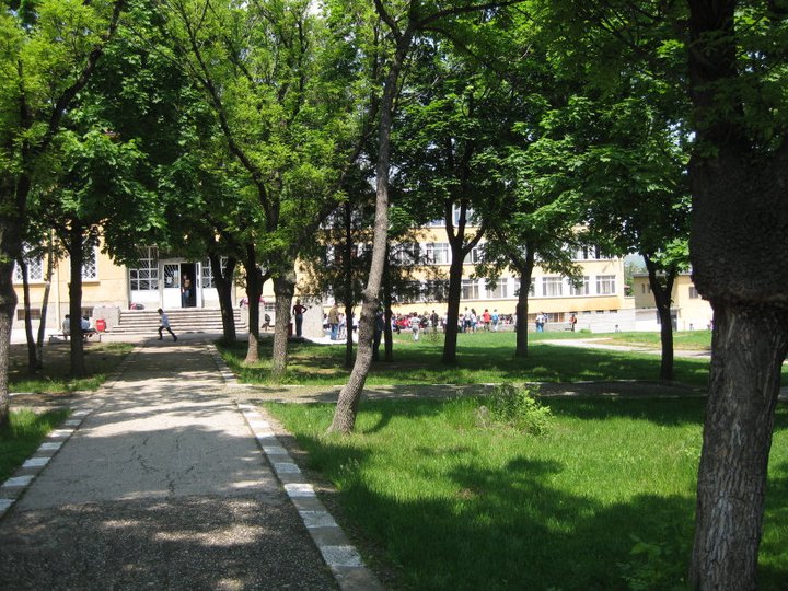 Десет училища в общината и Центъра за работа с деца…