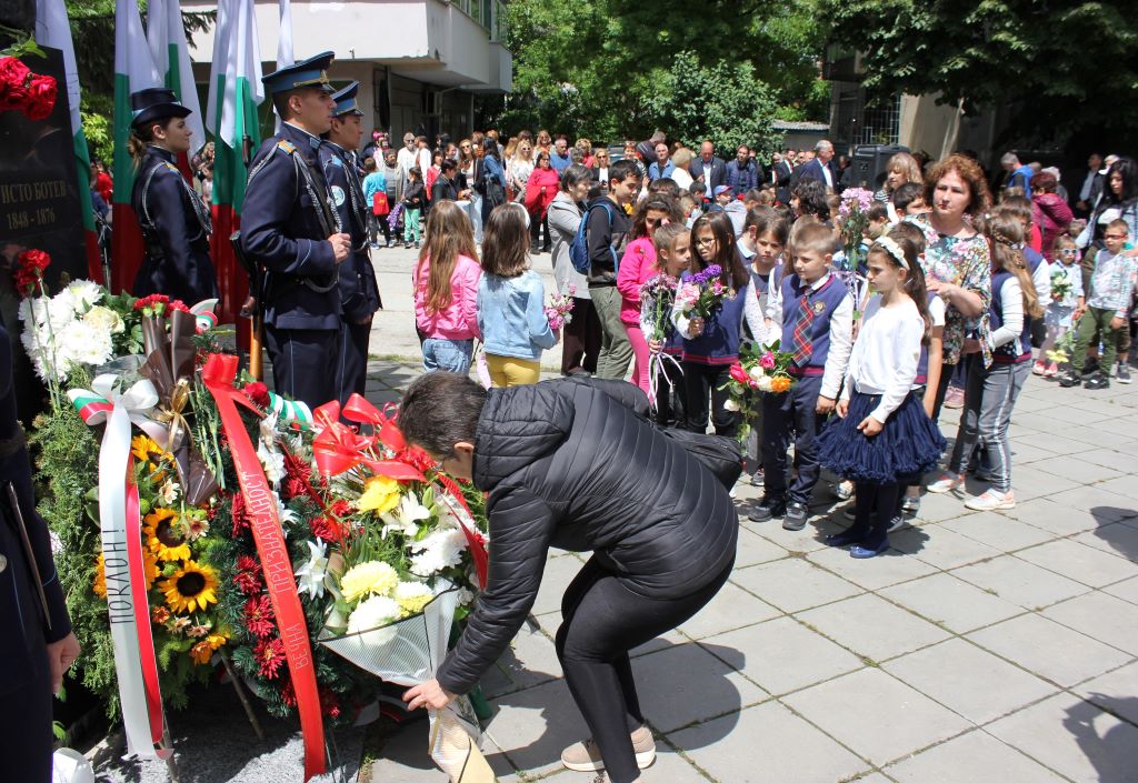 Плевен се поклони пред героите на България