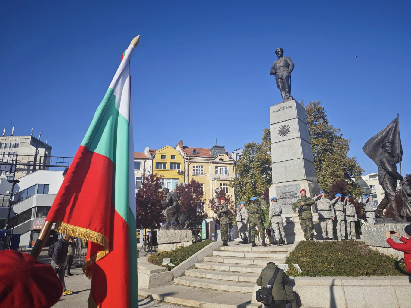 На Архангелова задушница Плевен почете паметта на загиналите воини