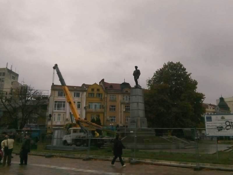 Движението и паркирането по част от ул. „Дойран” ще се…