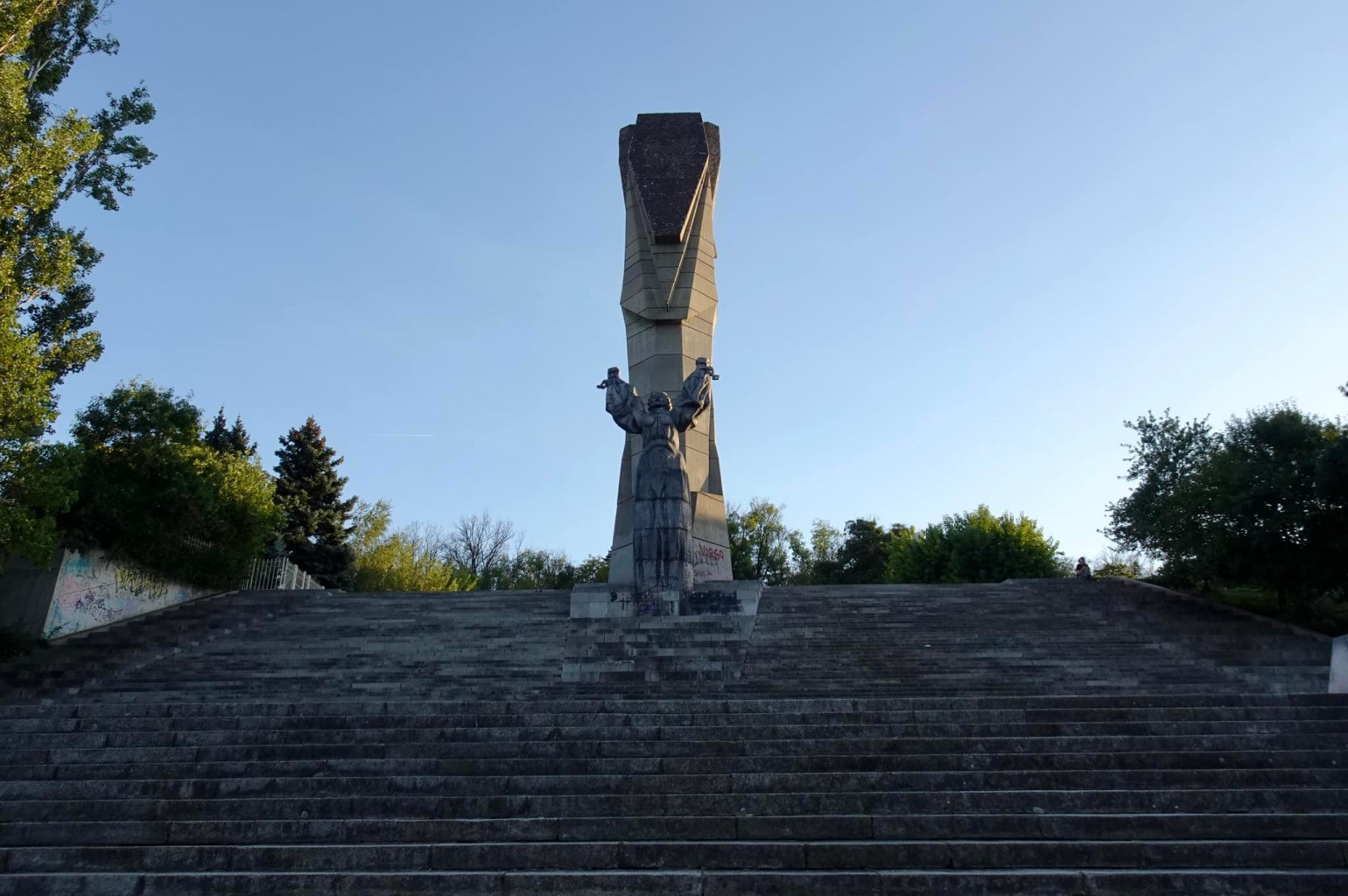 Тази вечер: Осветяват в червено паметника „Майка България“ за Световния…