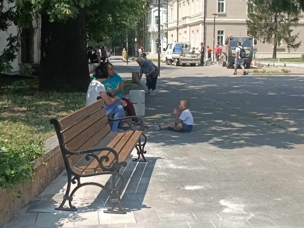 Започна монтиране на новите пейки на пл. „Стефан Стамболов“