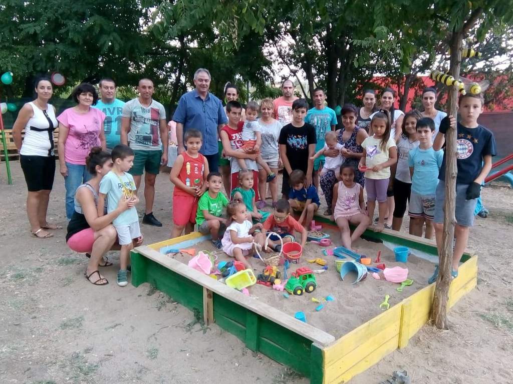 На нова детска площадка се радват малчуганите в жк „Дружба”