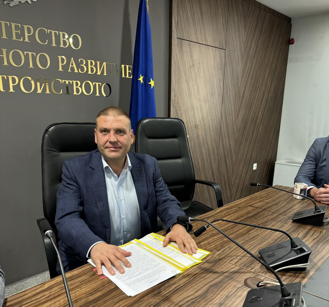 Кметът на Плевен подписа споразумения с МРРБ за ремонт на…