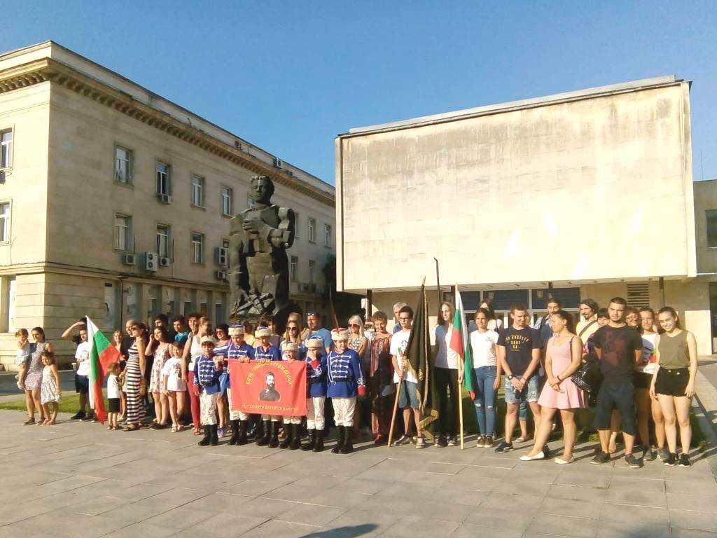 Седем лъча тръгнаха по стъпките на Апостола