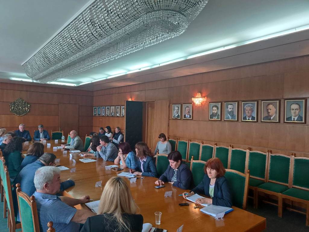 Маслени портрети смениха черно-белите снимки на плевенските кметове в Заседателната…