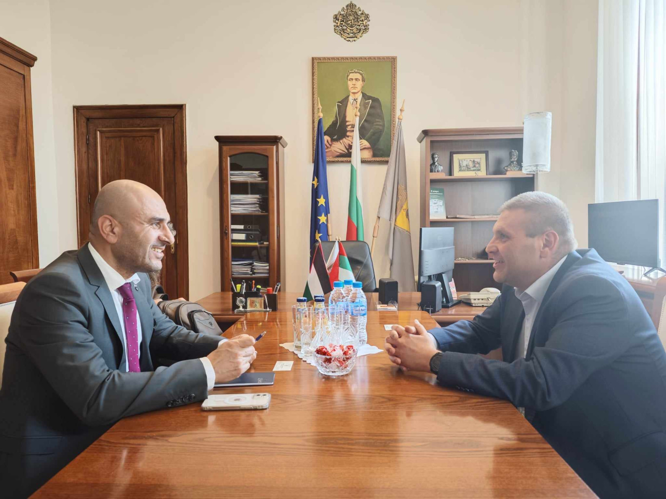 Кметът на Плевен се срещна с временно управляващия посолството на…