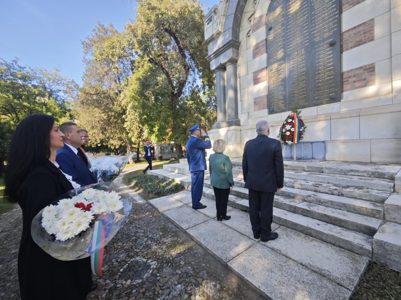 С поднасяне на цветя пред паметници в Плевен, Гривица и…