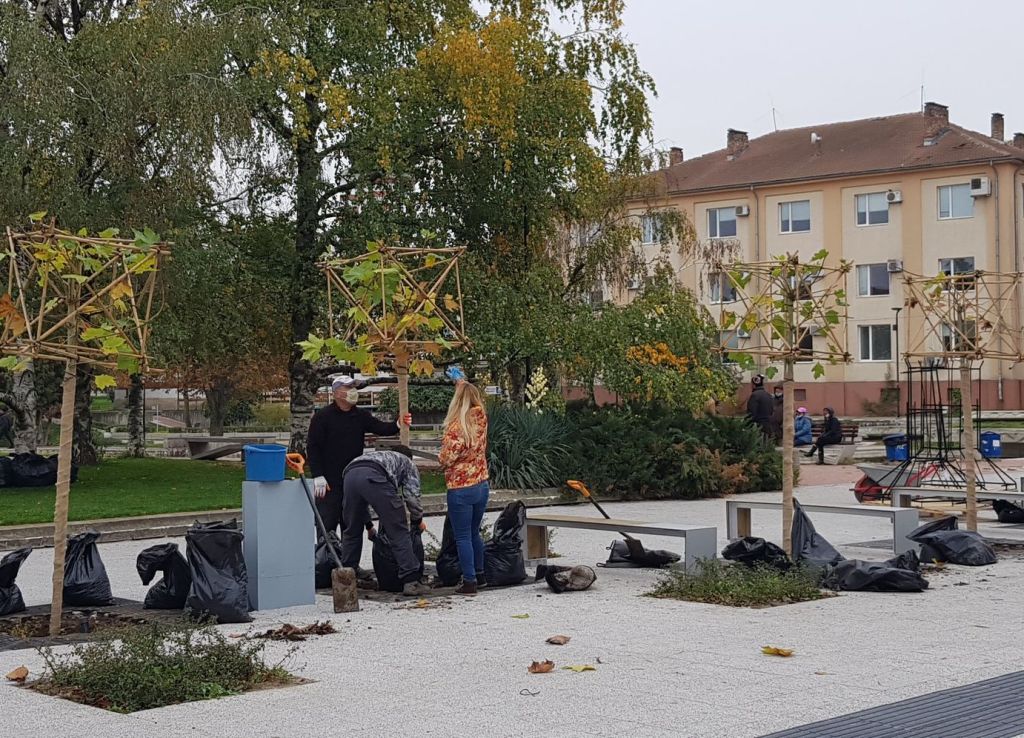 Започна засаждането на новата растителност по ремонтираното ларго