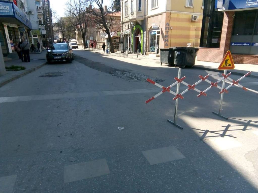 Продължава ремонтът на участъка от ул. „Ив. Вазов”, рехабилитират се…