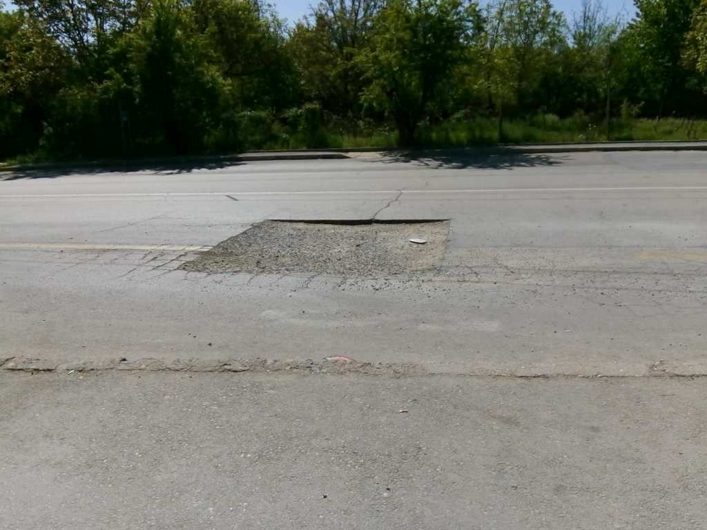 С почистване на оттоци и изкърпване на дупки продължават ремонтите…