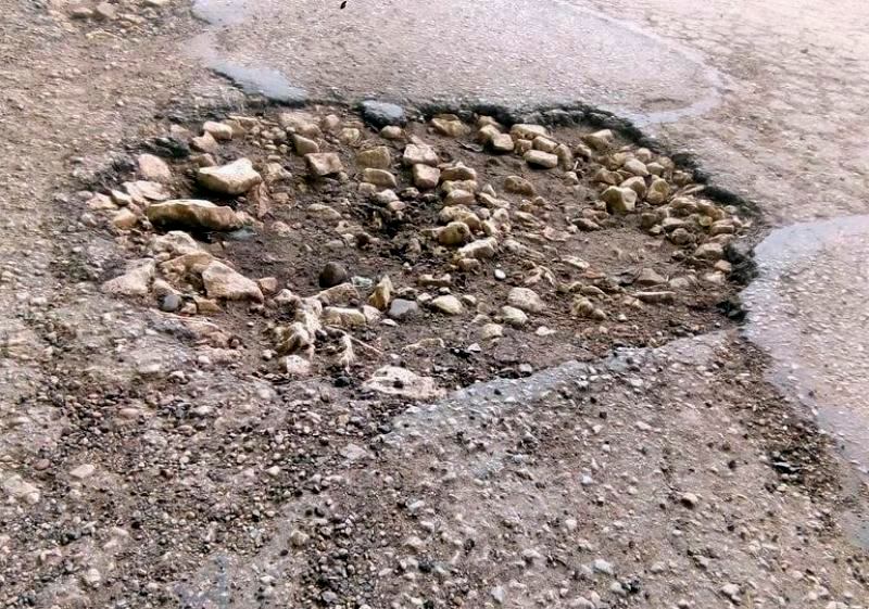 С изкърпване на настилки предимно в жк „Сторгозия” продължават текущите…