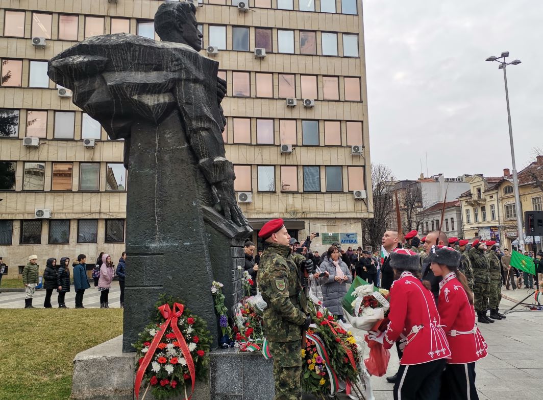 Плевенчани склониха глави пред паметта на Левски