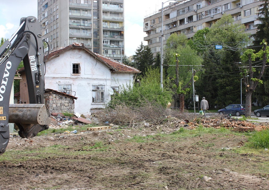 Събарят 13 освидетелствани общински сгради