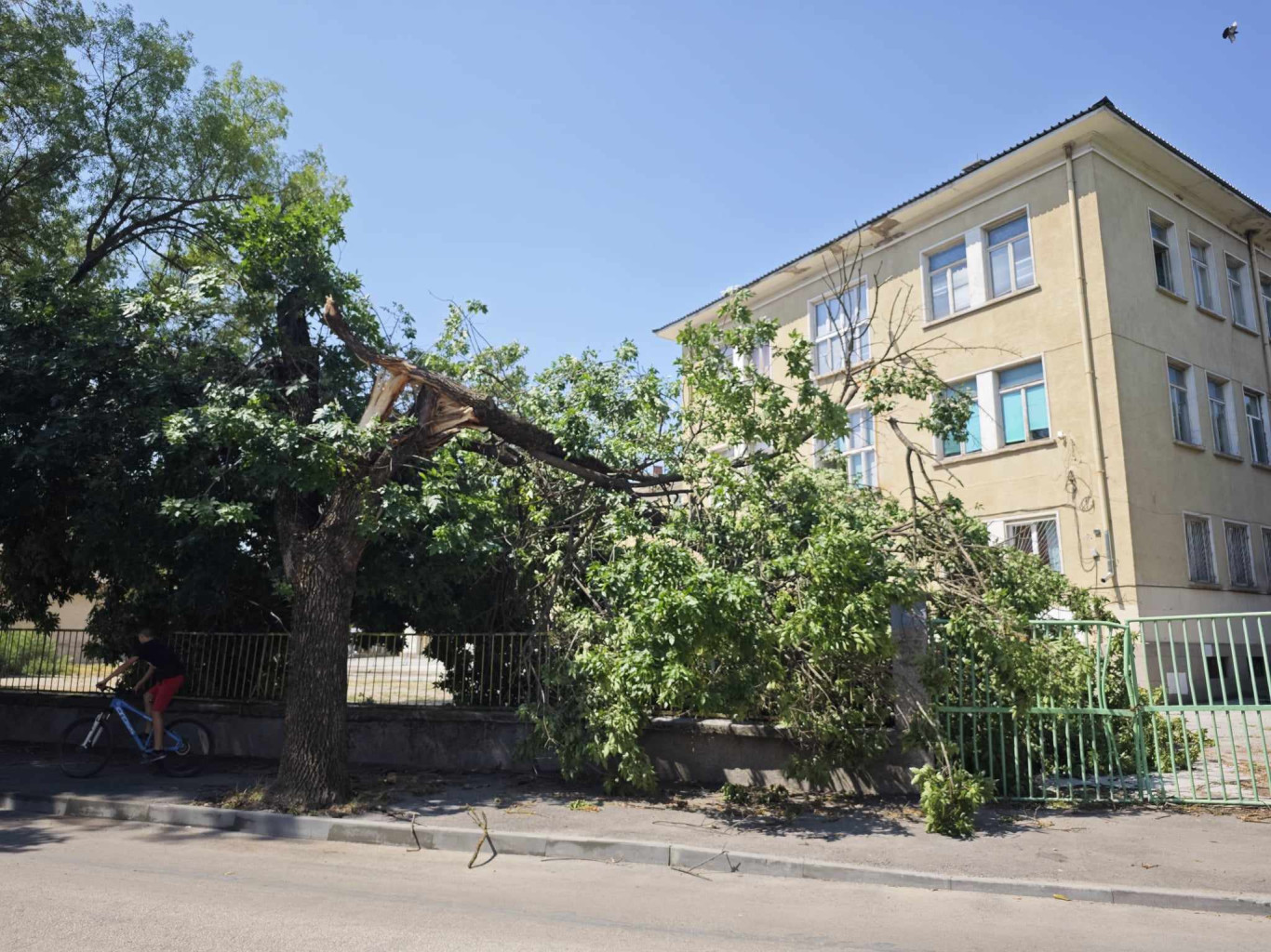 Екипи работят по отстраняване на пораженията от силния дъжд и…
