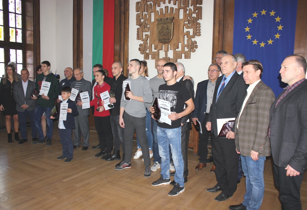 Каратистката Ивет Горанова и кикбоксьорът Димитър Пенчев споделиха титлата „Спортист…
