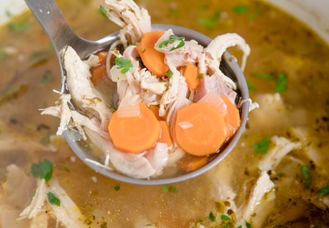 Доброволци ще осигуряват готова храна и продукти на самотни възрастни…