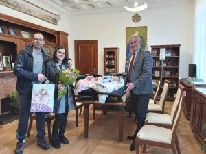 Първите бебета за годината – Даная и Габриел, гостуваха на кмета Георг Спартански